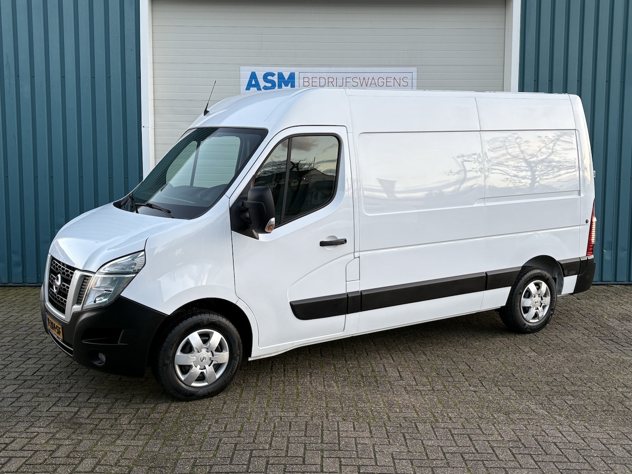 Nissan NV400 - 2.3 131Pk dCi L2H2 Optima / Cruise / Airco / Navi / Trekhaak / Lease €272,- pm / Apk t/m 3 - AutoWereld.nl