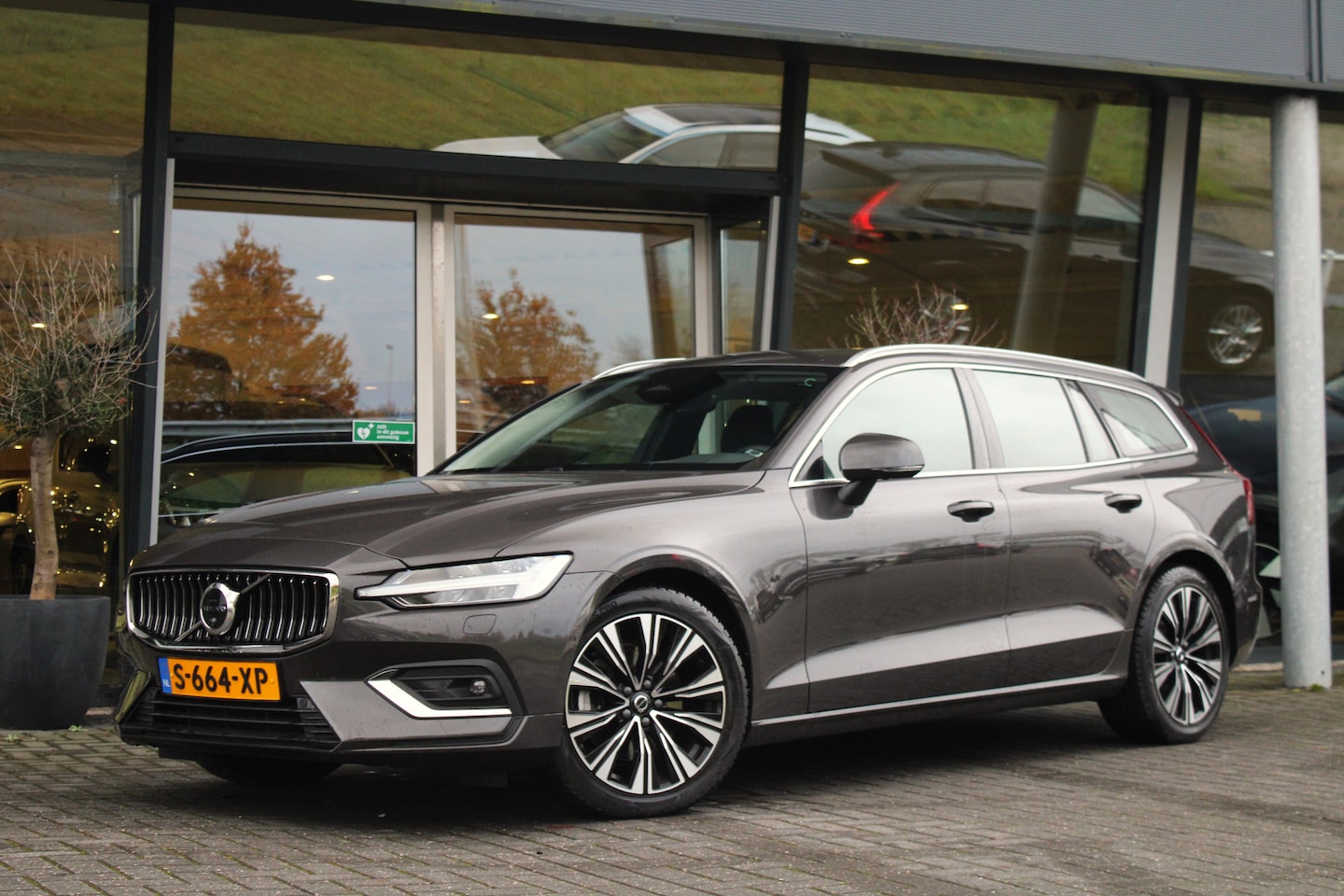 Volvo V60 - B3 Plus Bright | Harman/Kardon | Adaptive cruise | 360° Camera | Memory-Seats | Lighting-P - AutoWereld.nl