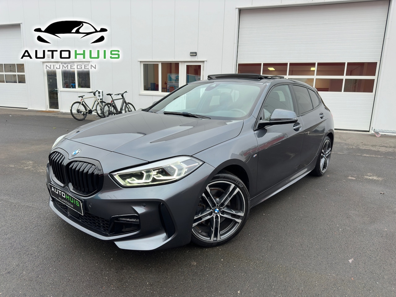 BMW 1-serie - 118i Executive M Pakket Panoramadak Leder Vol opties - AutoWereld.nl