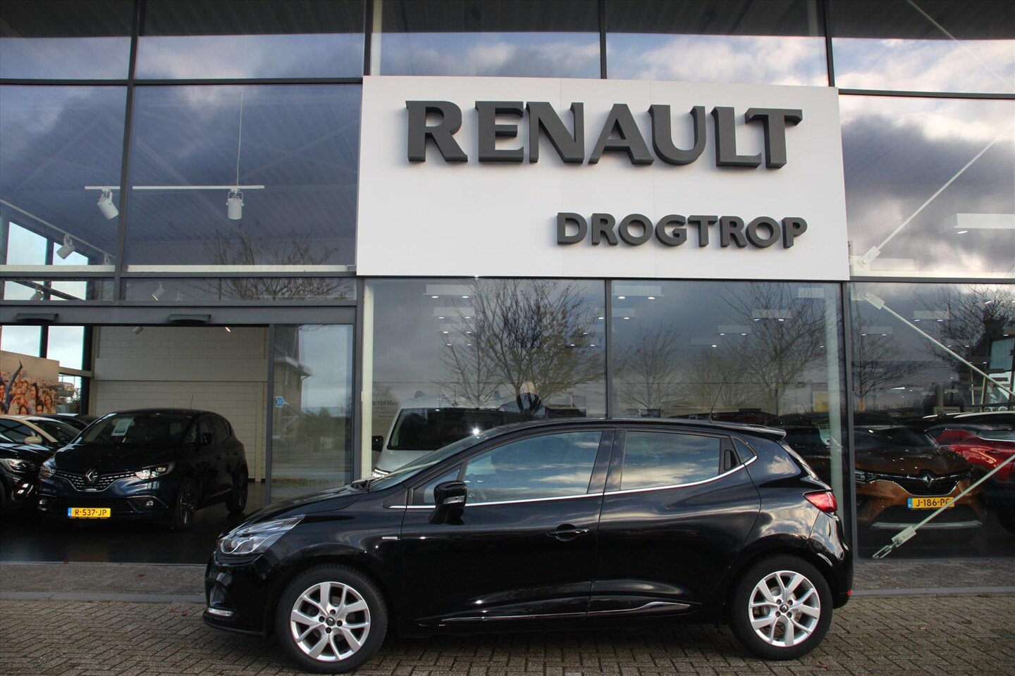 Renault Clio - 90PK-LIMITED-80DKM-AIRCO-NAVI-CRUISE-LMV-PDC- - AutoWereld.nl