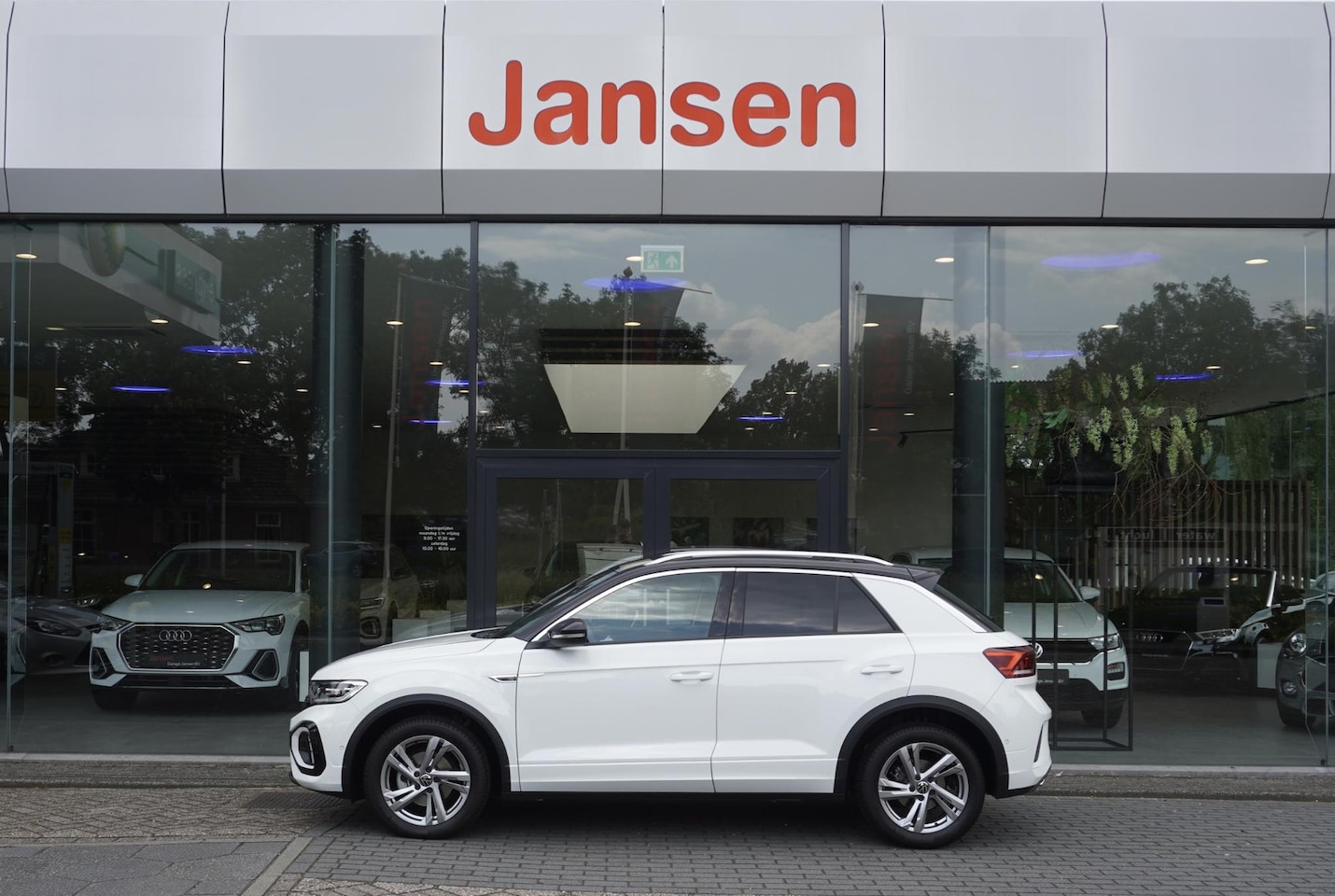 Volkswagen T-Roc - 1.5 TSI R-Line | CarPlay | Camera | ACC | Navi - AutoWereld.nl