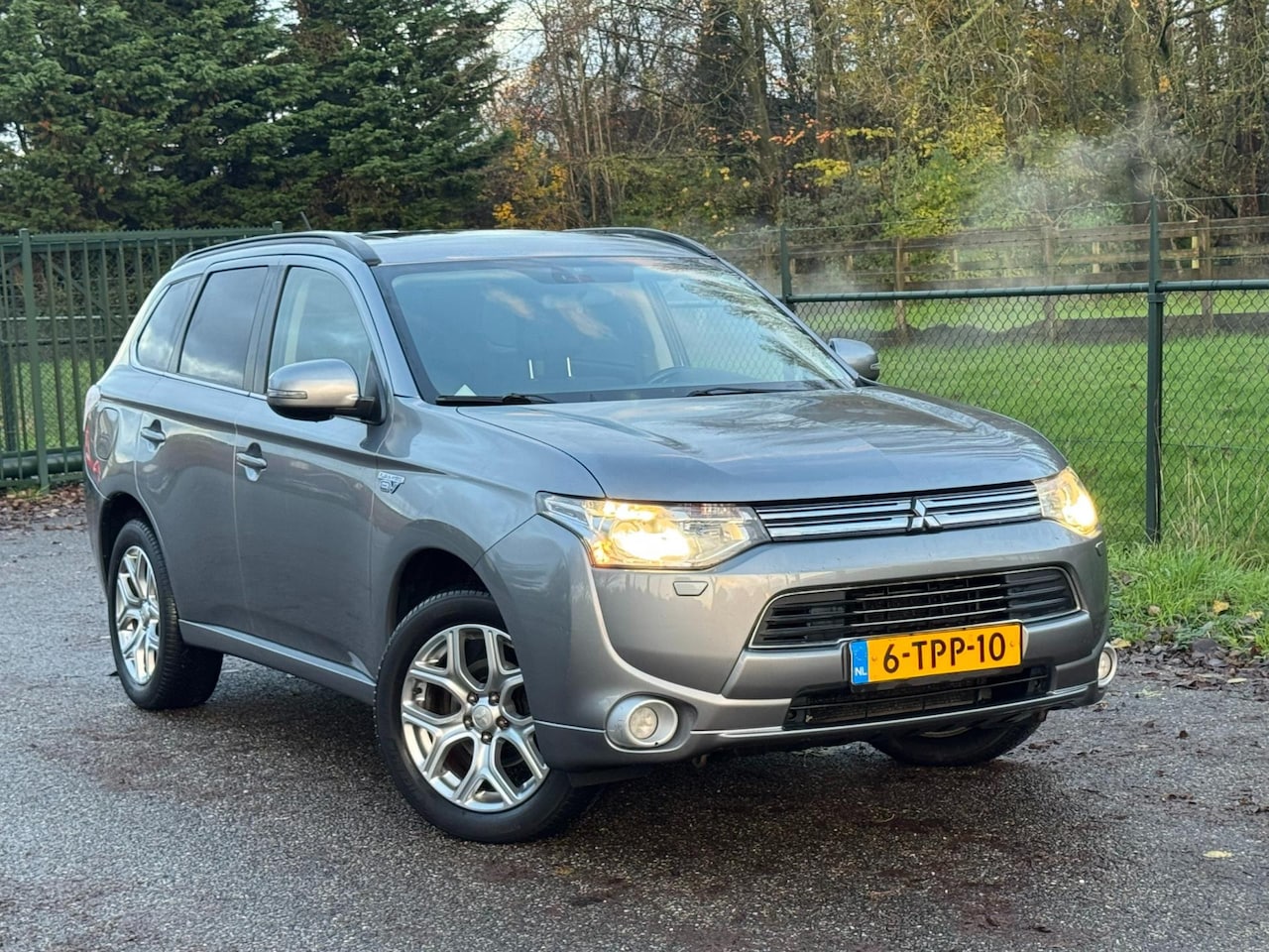 Mitsubishi Outlander - 2.0 PHEV Instyle /Xenon/Pano/Airco/Trekhaak/ - AutoWereld.nl