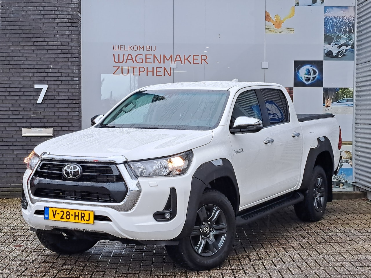 Toyota HiLux - 2.4 D-4D Double Cab VAN Professional Automaat | TONNEAU COVER | BEDLINER | TREKHAAK | - AutoWereld.nl