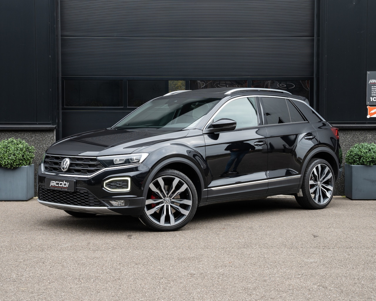 Volkswagen T-Roc - 2.0 TSI 4Motion 190PK R-Line | Leder | Virtual | Pano | Sfeer | Beats | Carplay | Lane Ass - AutoWereld.nl