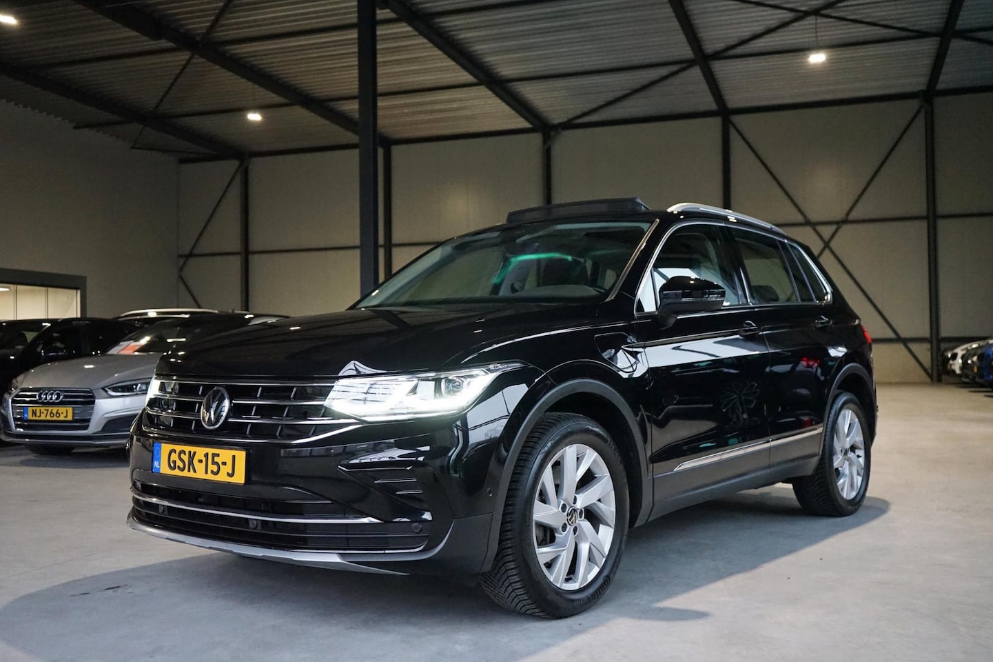 Volkswagen Tiguan - 1.4 TSI eHybrid TREKHAAK | PANO | CAMERA - AutoWereld.nl