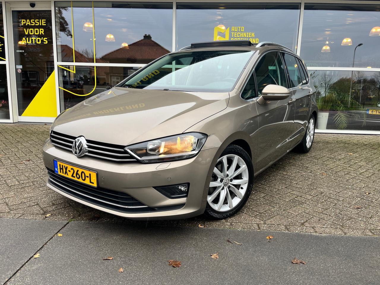 Volkswagen Golf Sportsvan - 1.4 TSI HIGHLINE PANO / CARPLAY / TREKHAAK / CRUISE CONTROLE - AutoWereld.nl