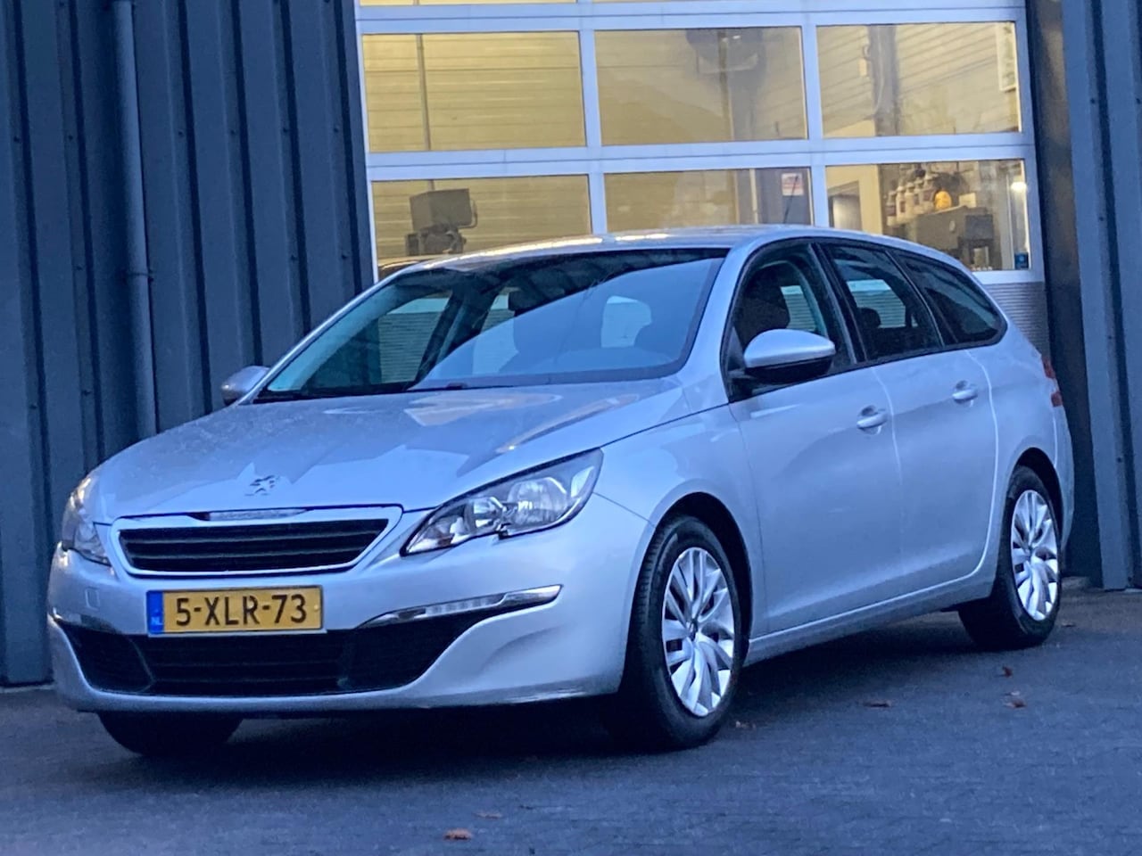 Peugeot 308 SW - 1.2 e-THP Blue Lease Navigatie Cruise Airco - AutoWereld.nl