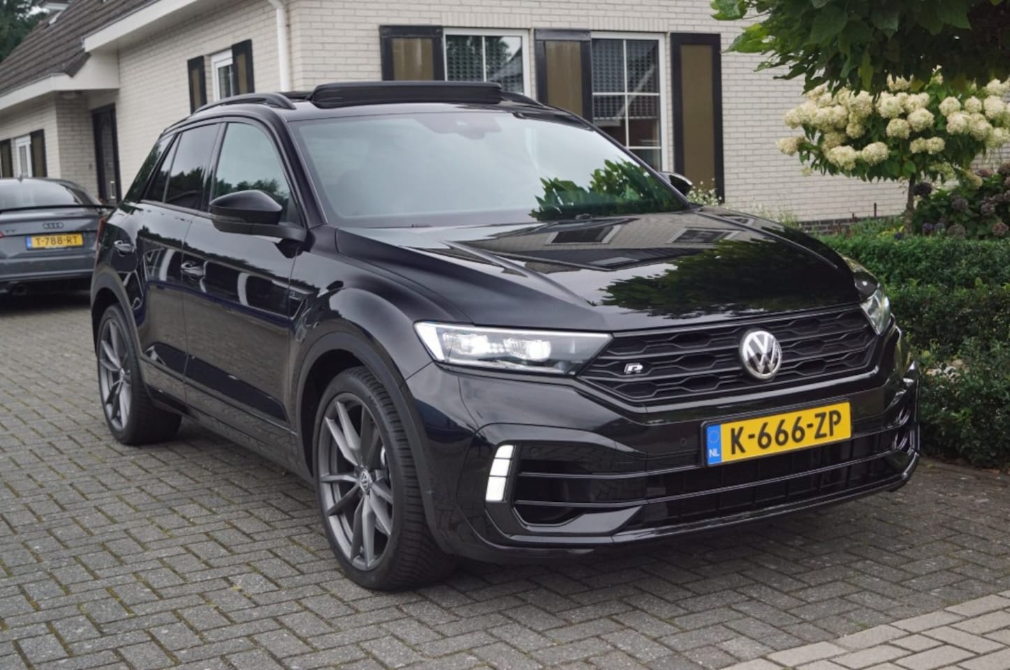 Volkswagen T-Roc - R 2.0 TSI 4-motion (300pk) Leer/Pano/Beats/Camera Vol Opties! - AutoWereld.nl