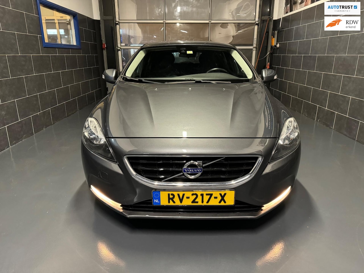 Volvo V40 - 1.6 D2 R-Design - Automaat - Bleutooth - Cruise - PDC - Nw. APK - AutoWereld.nl