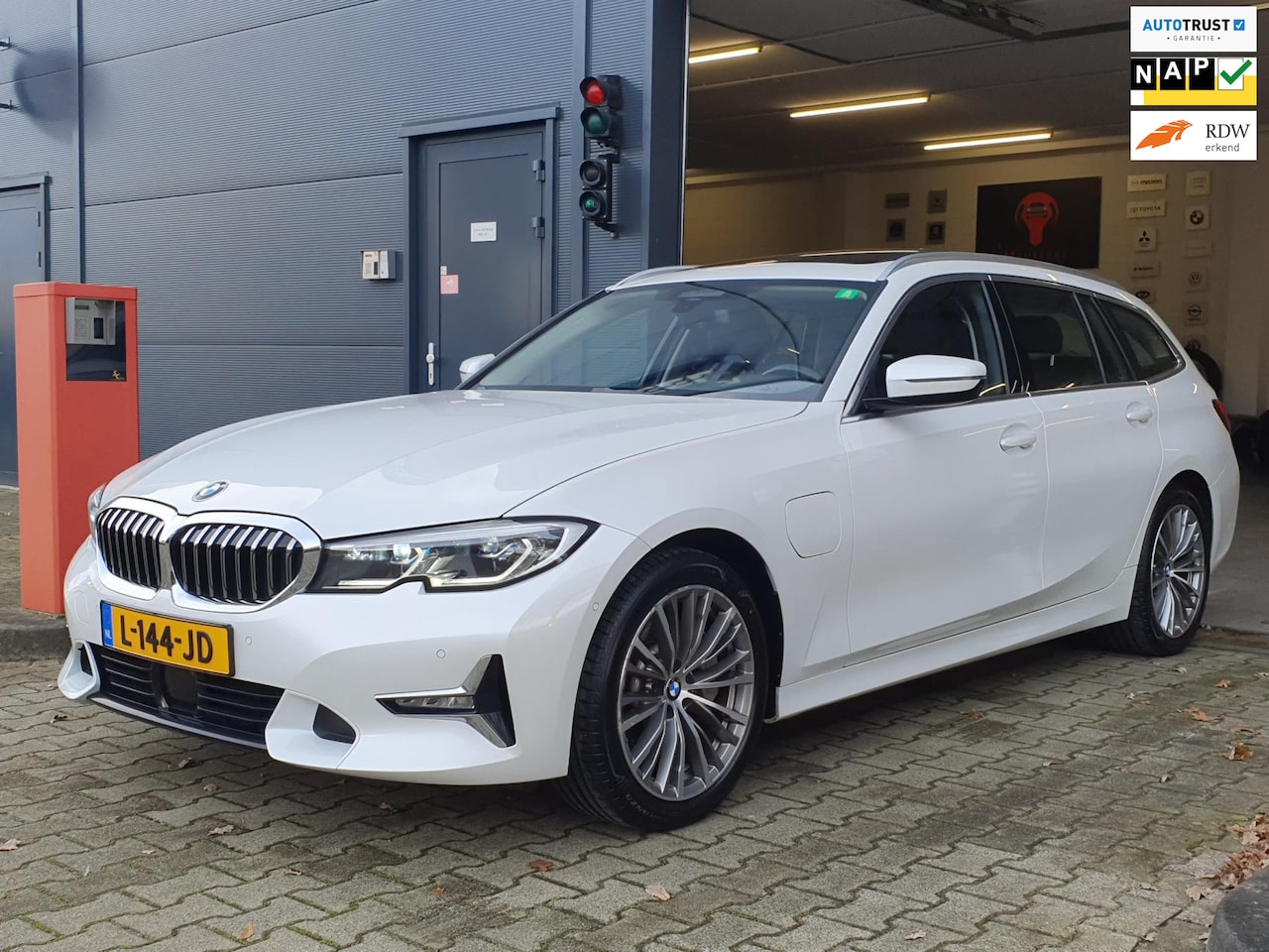 BMW 3-serie Touring - 330e High Executive / ONDERHOUDSCONTR. / ELEKTR. TREKH. / PANO / LASER / KEYLESS / HEAD-UP - AutoWereld.nl