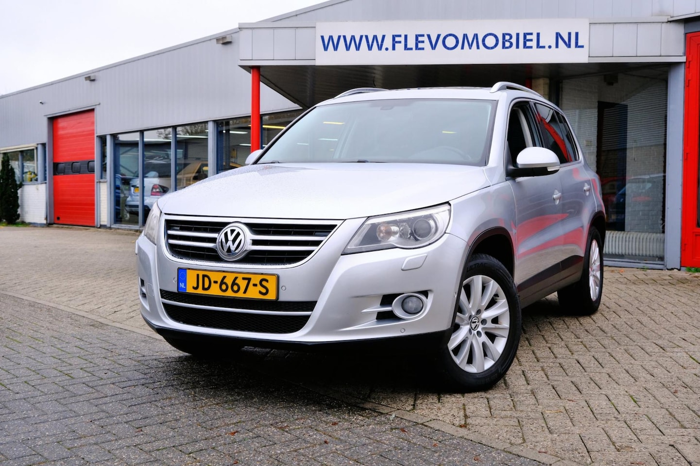 Volkswagen Tiguan - 2.0 TSI 200pk Sport&Style 4Motion Aut. Pano|Leder|Xenon|Navi|LMV - AutoWereld.nl