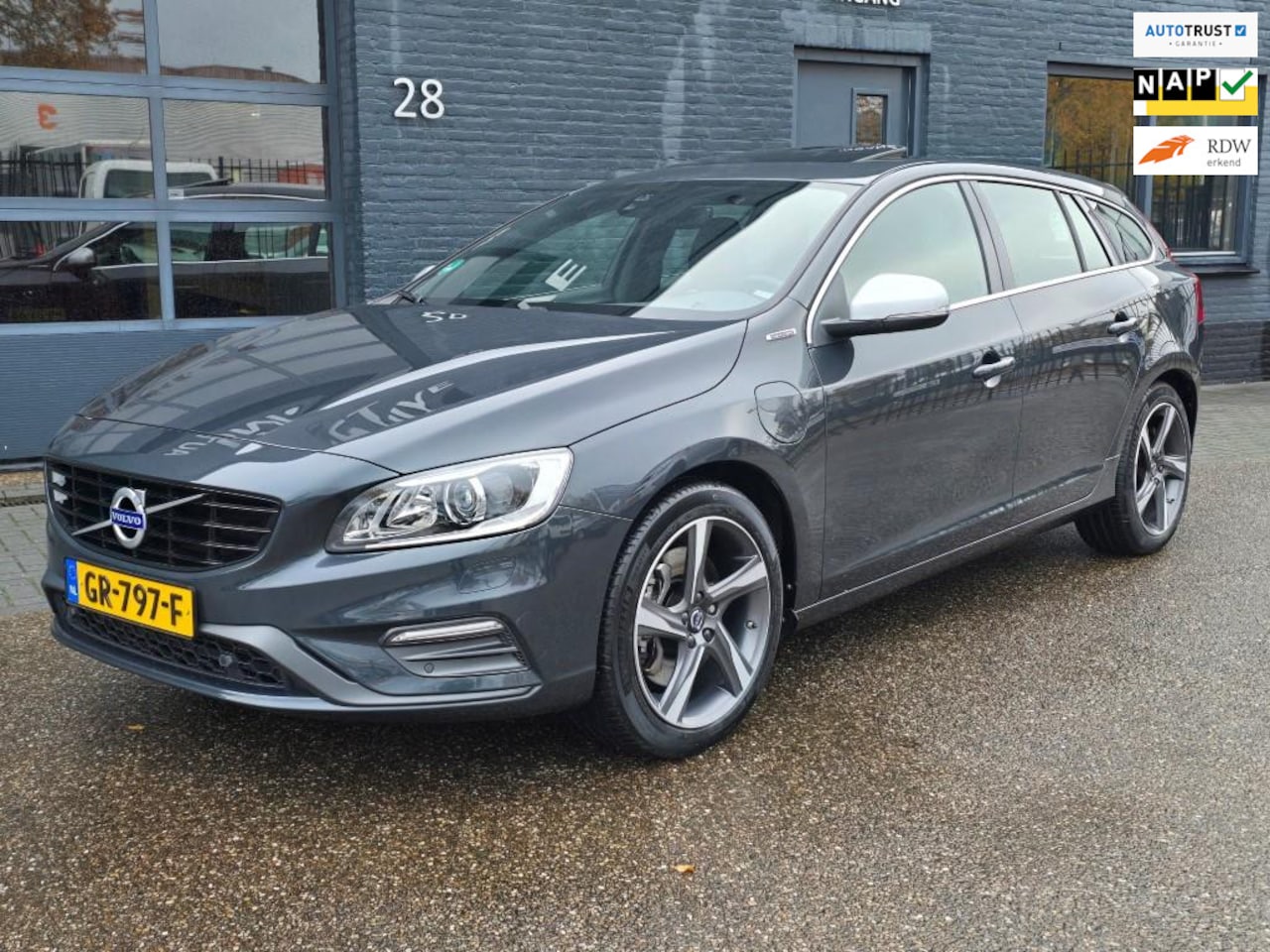 Volvo V60 - 2.4 D6 Twin Engine R-Design UITSLUITEND VOLVO ONDERHOUDEN BOEKJES EN NAP - AutoWereld.nl