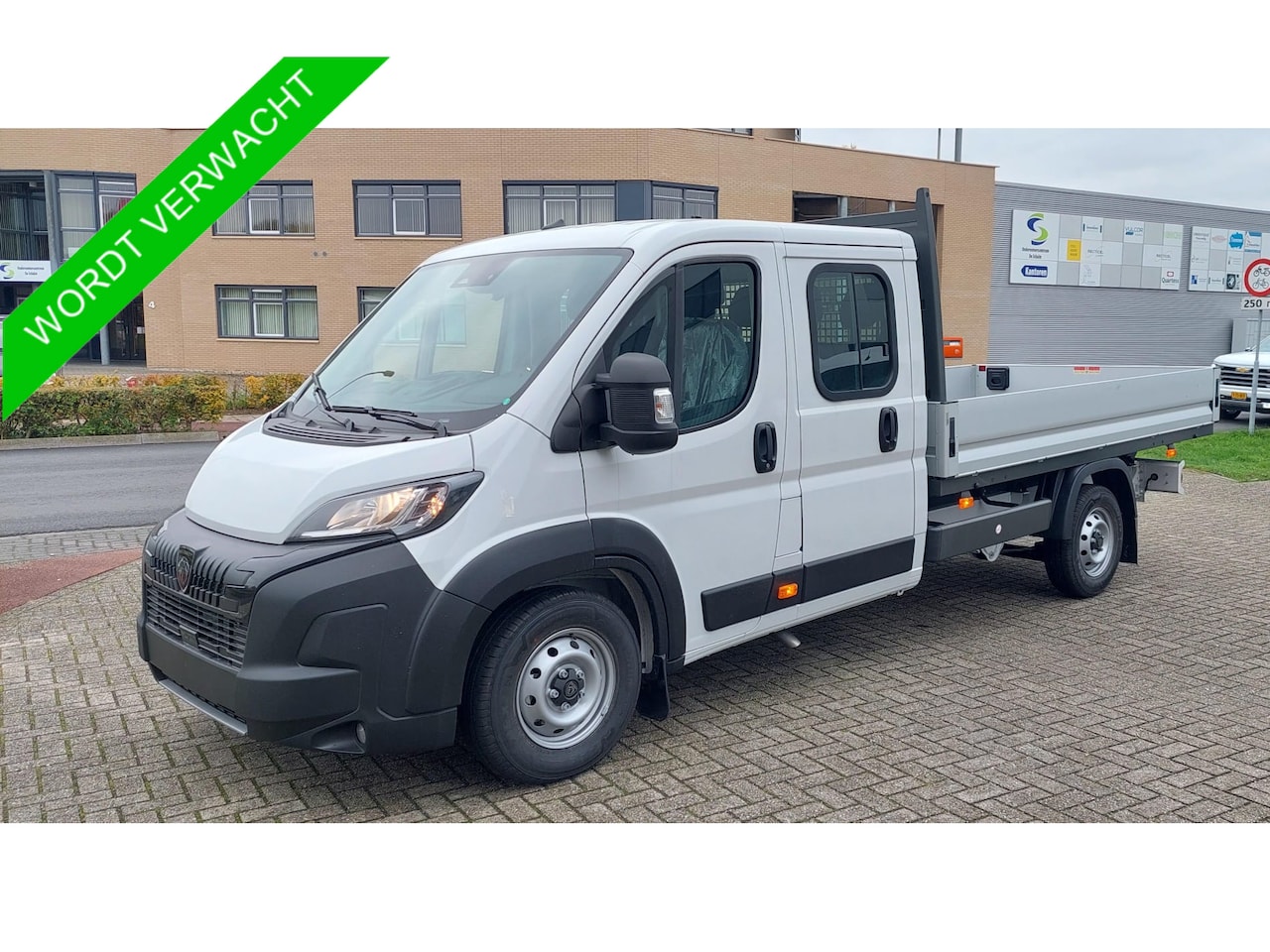 Peugeot Boxer - 35+ Heavy DOKA 140PK L4 MY2024 Open Laadbak Airco, Cruise, Camera 7 Zits !! NR. H01* - AutoWereld.nl