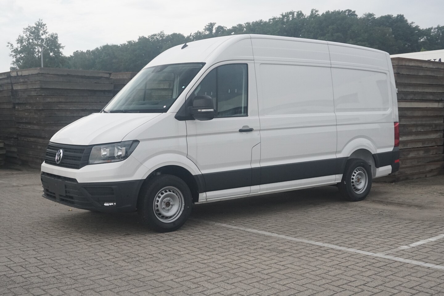 Volkswagen Crafter - 30 2.0 TDI 140PK L3H3 Highline Aut, Executive plus, Navi, Camera, DAB - AutoWereld.nl