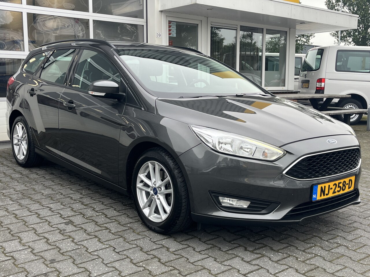 Ford Focus Wagon - 1.0 Lease Edition Cruise control ECC PDC Nieuwe all-season banden Multimediavoorbereiding - AutoWereld.nl