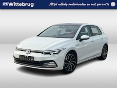 Volkswagen Golf - 1.5 TSI 150pk Style Panoramadak / 17"LM Velgen / Navigatie / IQ LED Verlichting