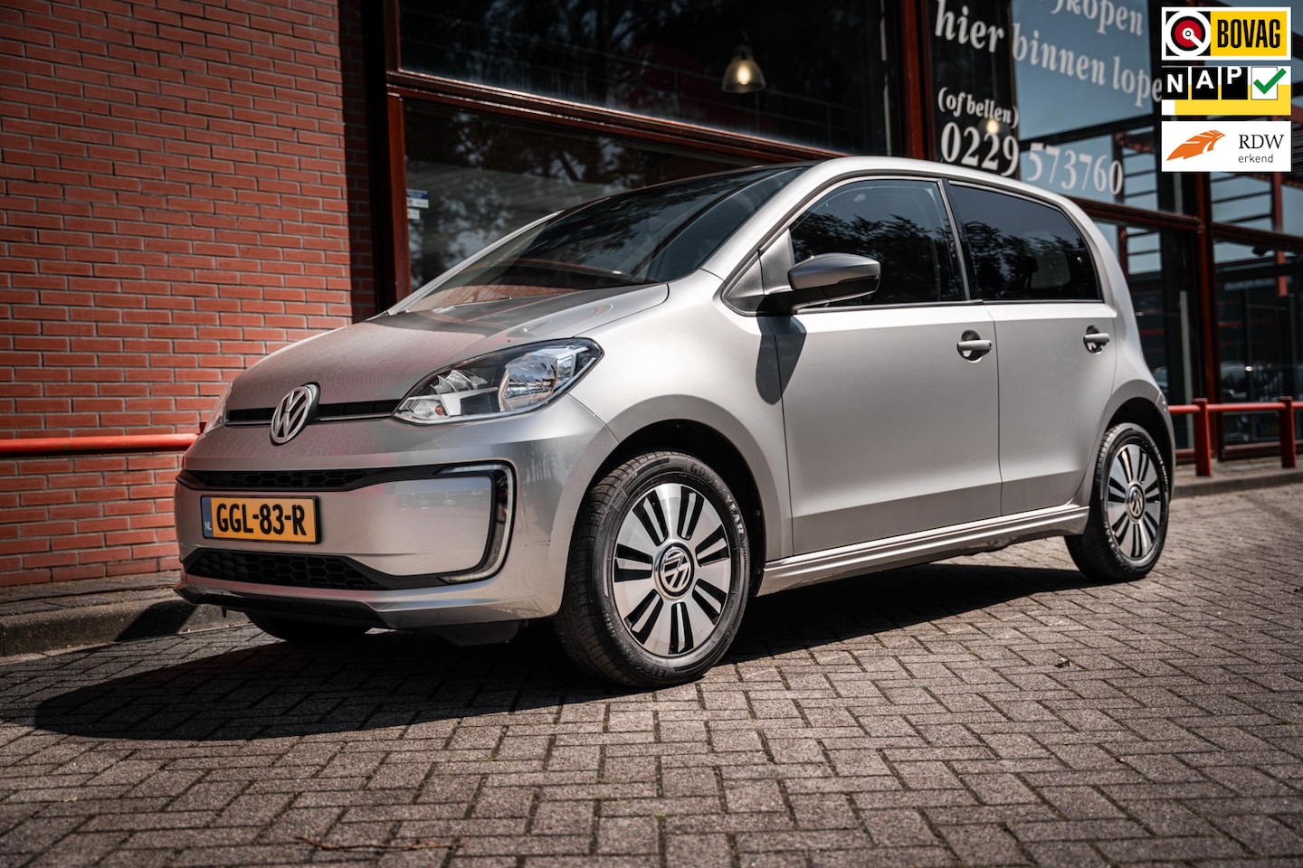 Volkswagen e-Up! - 16Kwh |Snellaadaansluiting | Cruise control | Parkeer hulp | Camera | Stoelverwarming | Cl - AutoWereld.nl