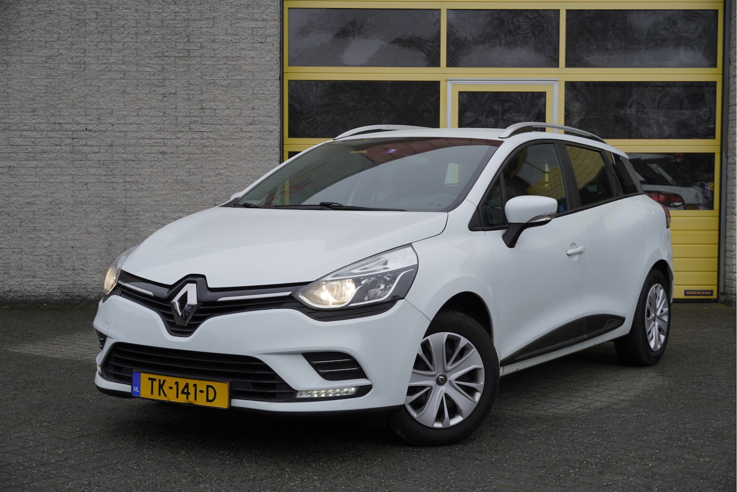 Renault Clio Estate - 1.5 dCi Ecoleader Zen BJ2018 Led | Navi | Pdc | Trekhaak | Airco | Cruise control | Getint - AutoWereld.nl