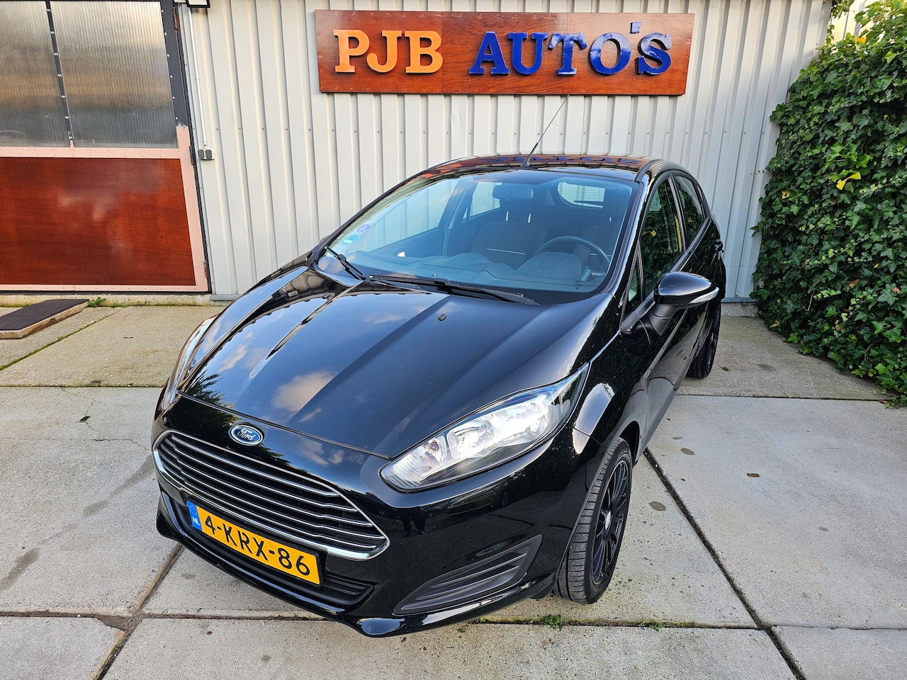 Ford Fiesta - 1.0 Champion 5-Deurs! Zwart! LM-velgen! Airco! - AutoWereld.nl