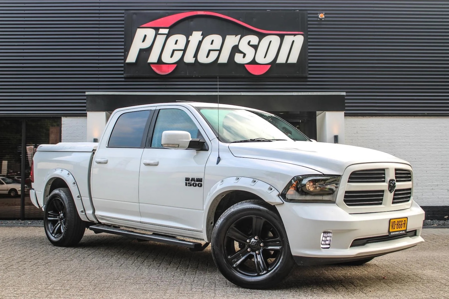 Dodge Ram 1500 - 5.7 V8 4x4 LARAMIE PANO LPG TREKHAAK VOL! - AutoWereld.nl