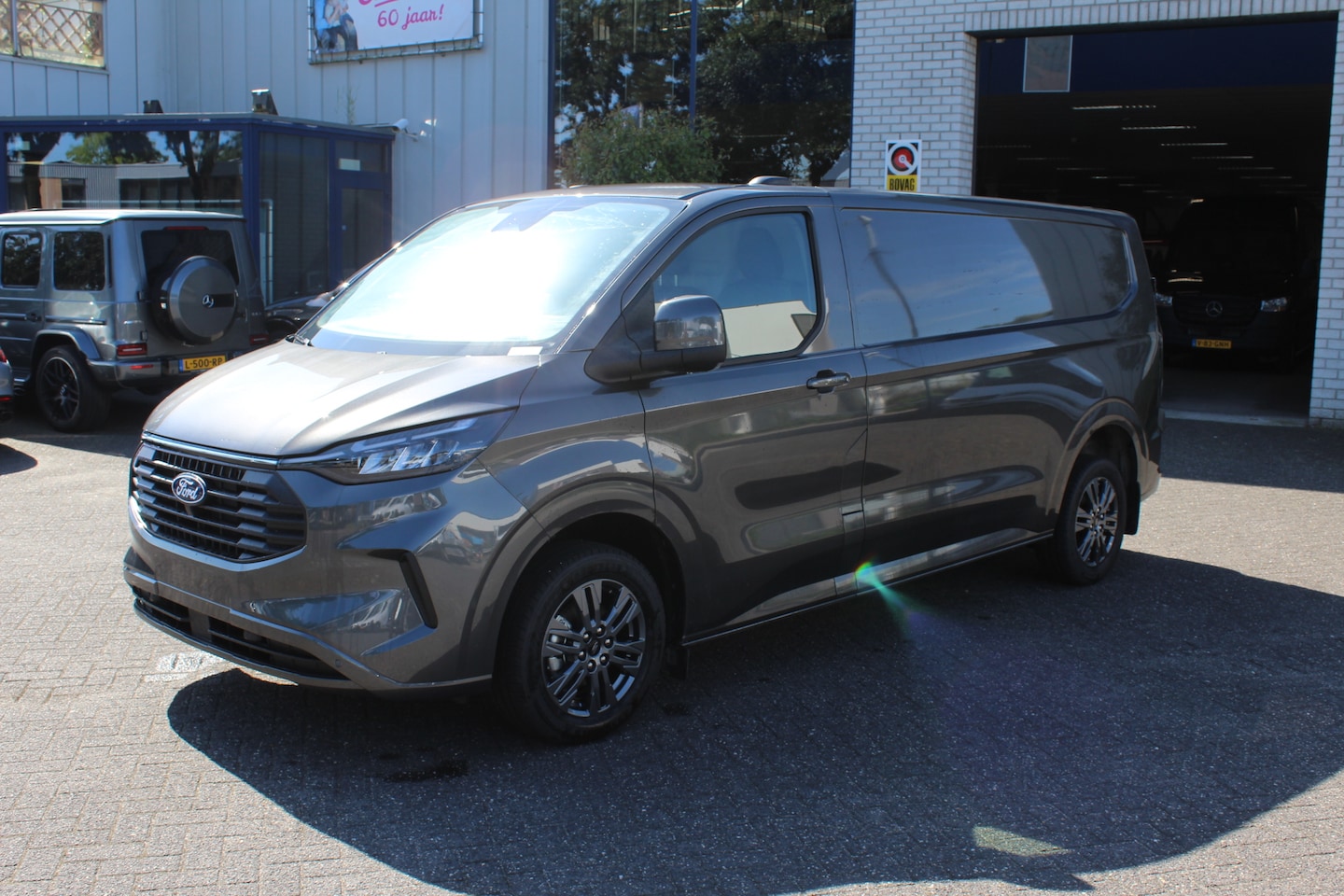 Ford Transit Custom - 300L 2.0 TDCI L2 Limited Driver assist pack 5, ACC, Dodehoek, Inklapbare trekhaak - AutoWereld.nl