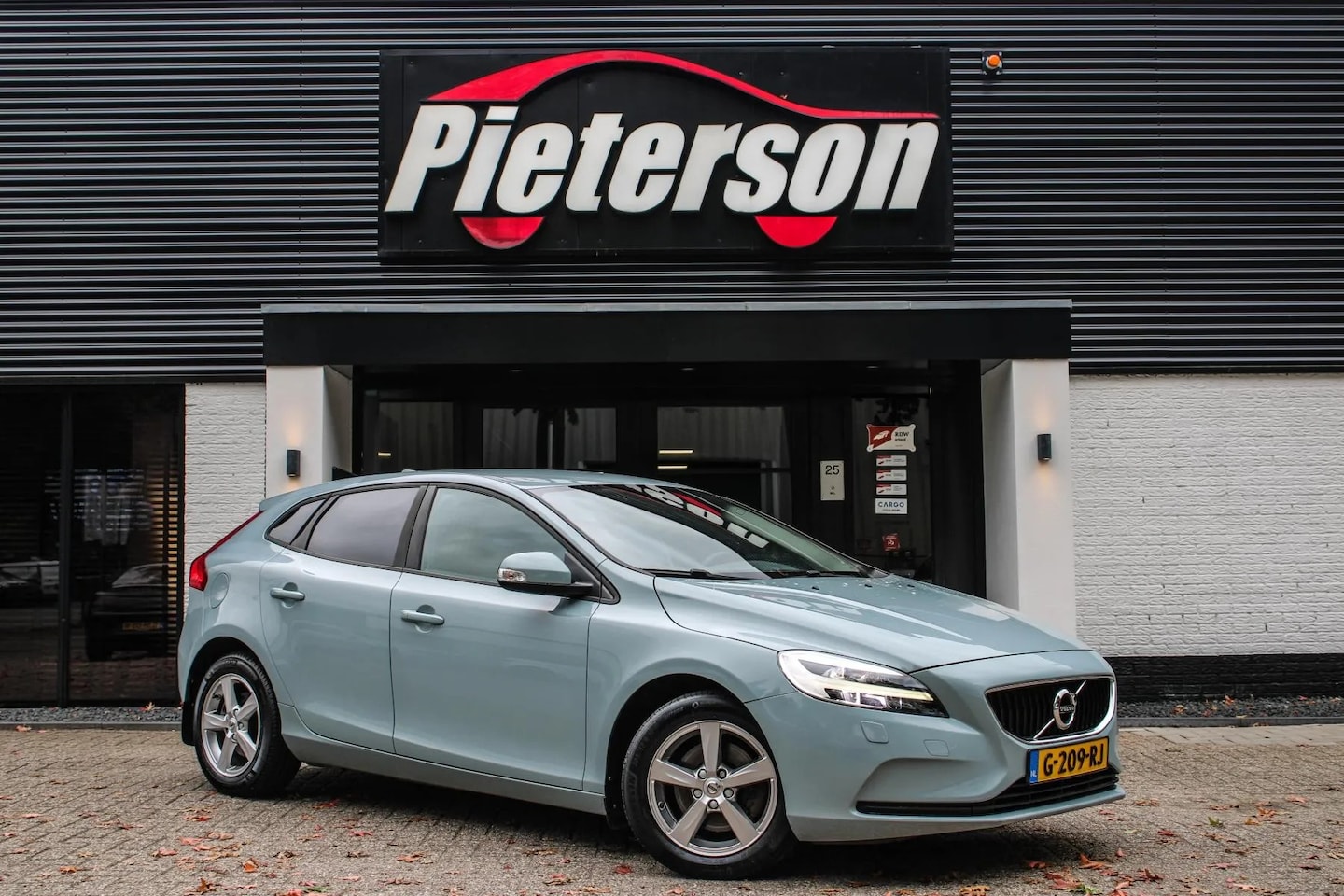 Volvo V40 - 2.0 T2 TREKHAAK LED CLIMA STOELVERWARMING - AutoWereld.nl