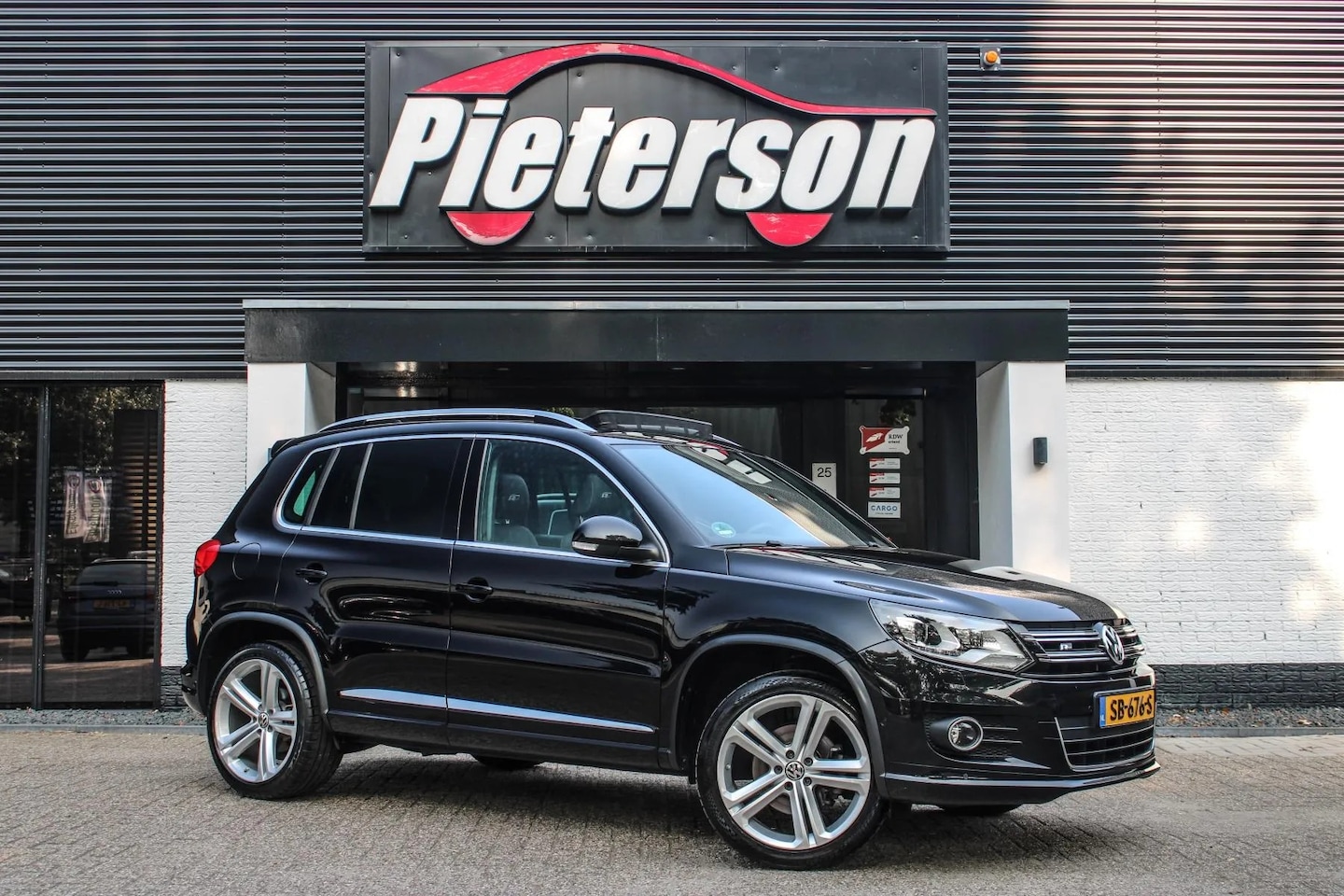 Volkswagen Tiguan - 1.4 TSI R-Line PANO DSG XENON BOMVOL! - AutoWereld.nl