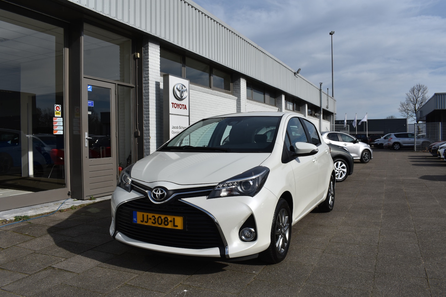 Toyota Yaris - 1.3 VVT-i Trend Navigatie Climate Controle Parkeercamera LM Velgen - AutoWereld.nl