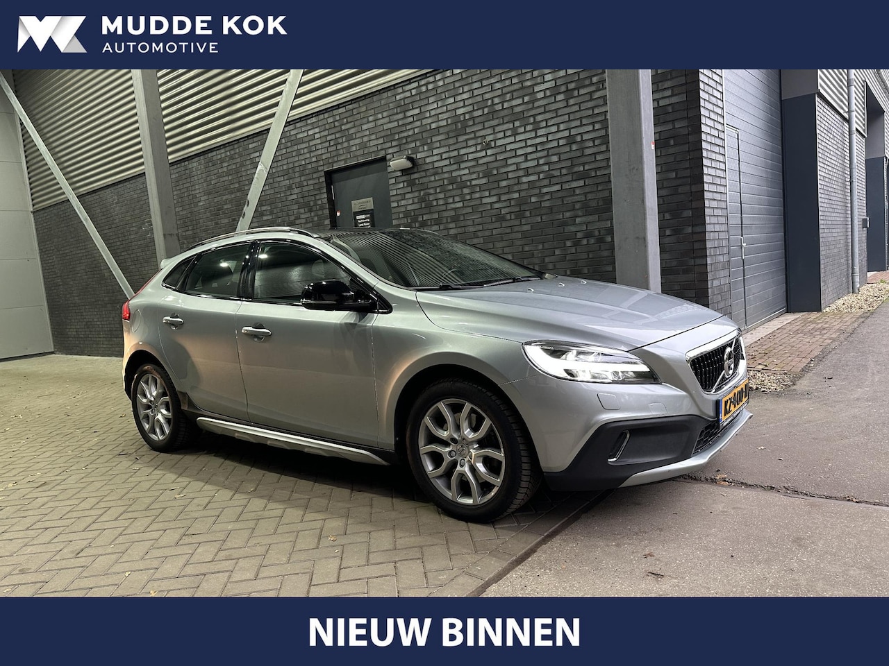 Volvo V40 Cross Country - T3 Summum | Automaat | Panoramadak | Camera | Leder | Stoelverwarming - AutoWereld.nl