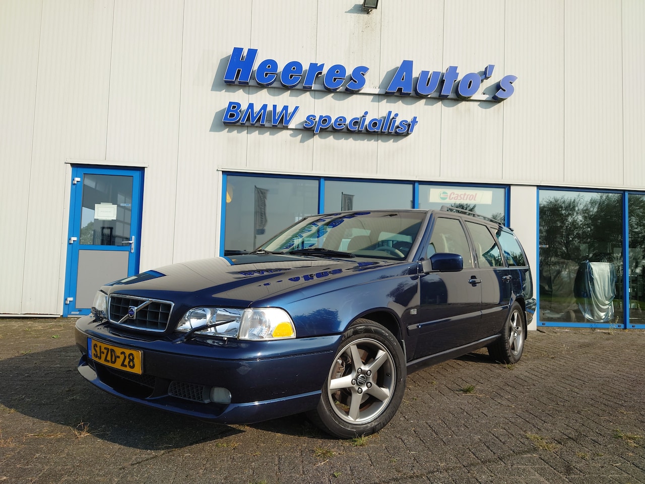 Volvo V70 - 2.3 R AWD Eerste eigenaar / Complete historie / Uniek voor de liefhebber / Youngtimer - AutoWereld.nl