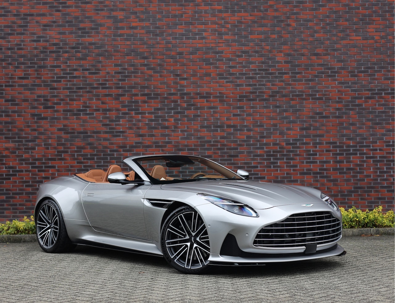 Aston Martin DB12 Volante - 4.0 V8 *Q Special*Bow&Wil*Keramisch* - AutoWereld.nl