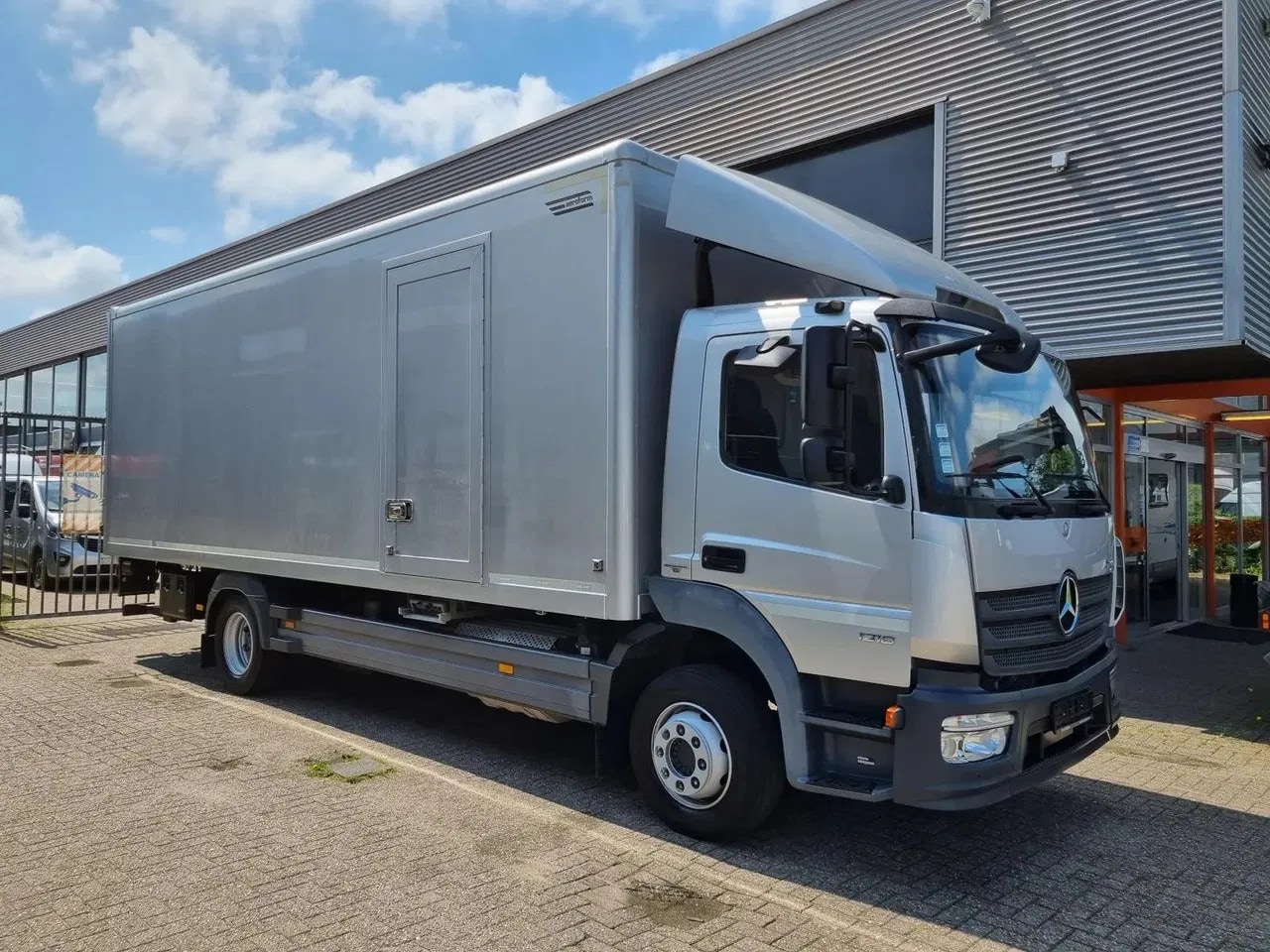 Mercedes-Benz Atego - 1218 Koffer/ Ladebordwand/ Airco/ Grau Metallic - AutoWereld.nl