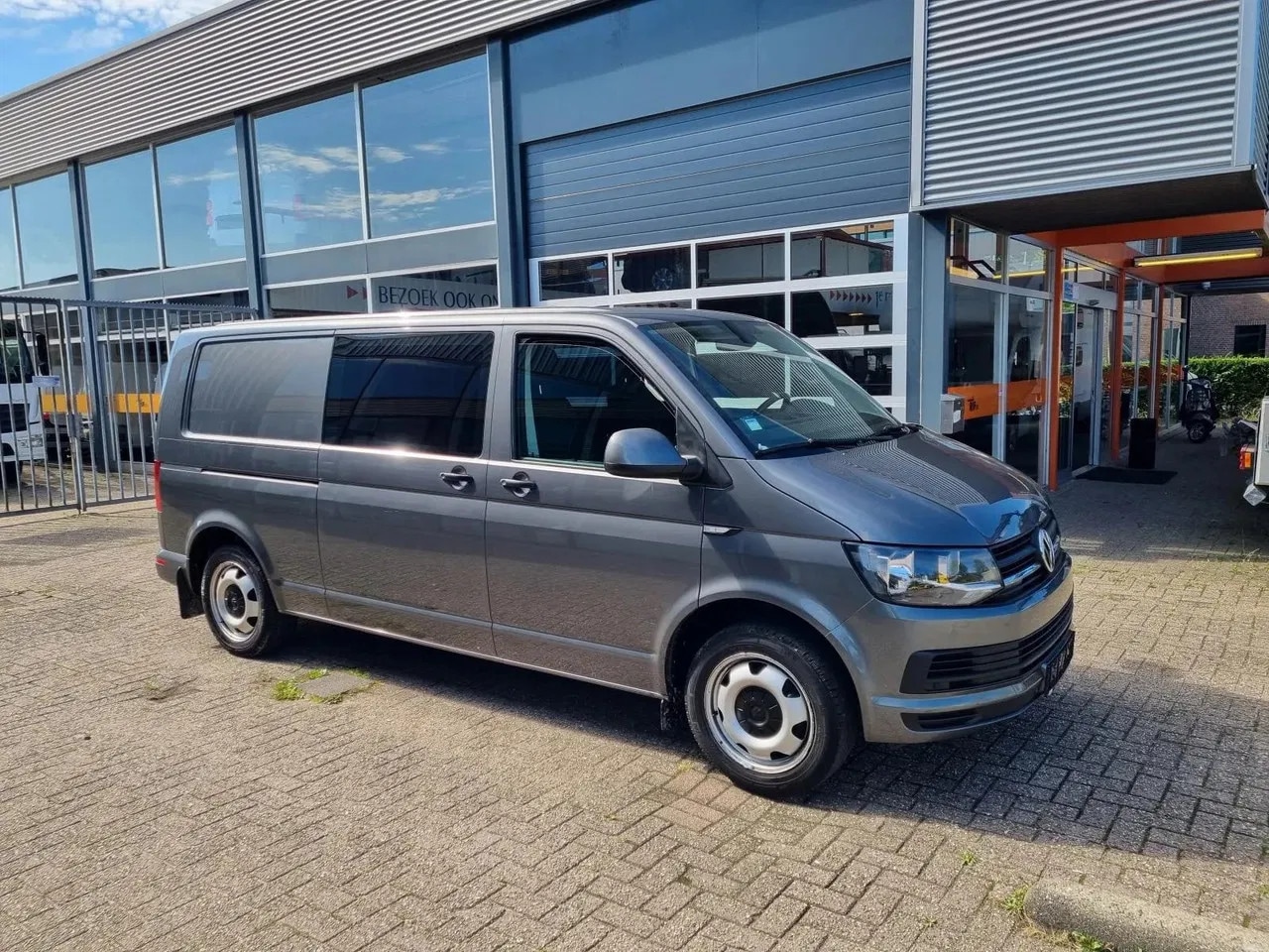 Volkswagen Transporter - 2.0 TDI 150 PK L2 DC DSG 5 ZITS EURO 6 - AutoWereld.nl