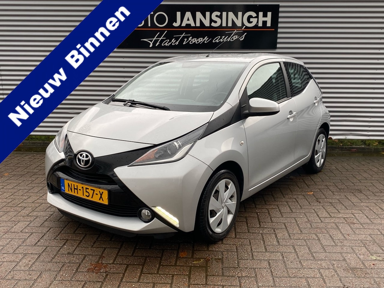 Toyota Aygo - 1.0 VVT-i x-play met 44.788 km!! | Airco | Navigatie | Cruise Control | Achteruitrijcamera - AutoWereld.nl