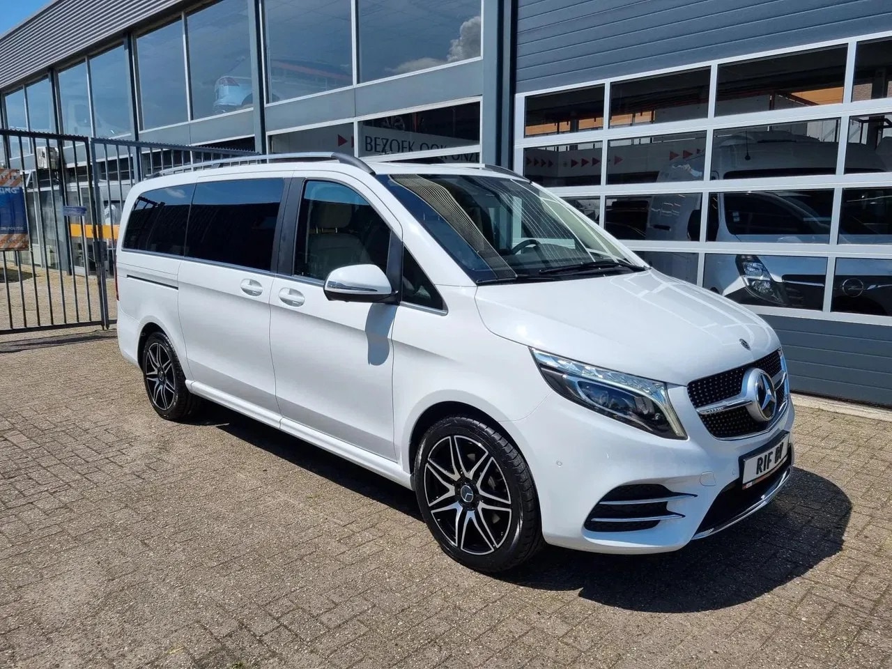 Mercedes-Benz V-klasse - 220d 4-MATIC Lang Av. AMG Pakket/ 8 Pers - AutoWereld.nl