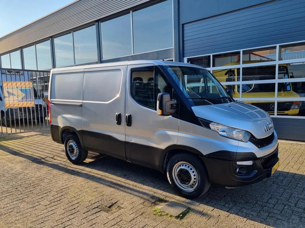 Iveco Daily - 35S17 3.0D L1H1/ Airco/ 3.500 KG trekhaak/ Anhangerkuplung - AutoWereld.nl