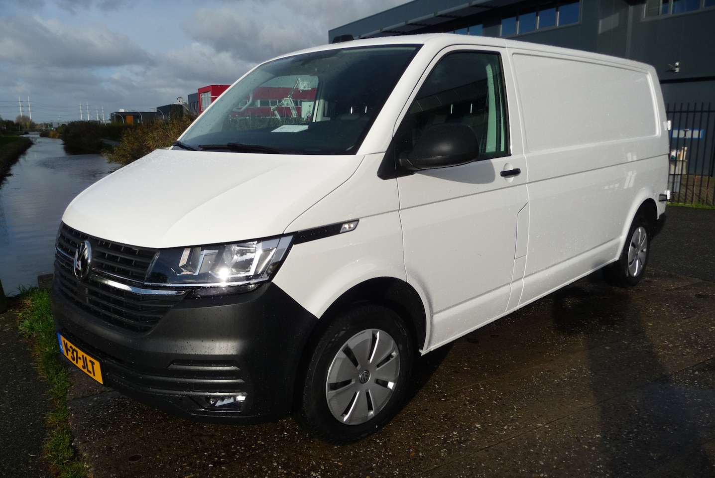 Volkswagen Transporter - 2.0 TDI L2H1 28 Comfortline lang deurtjes 110 pk - AutoWereld.nl