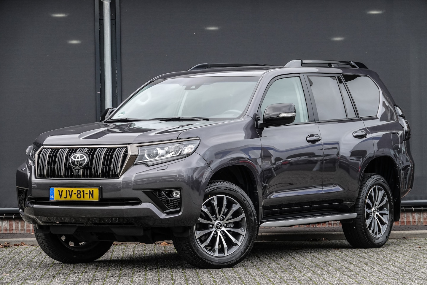 Toyota Land Cruiser - 2.8 204Pk D-4D-F Aut. | Grijs kenteken | Black-Line Blind Van | Trekhaak | Schuif/Kantelda - AutoWereld.nl