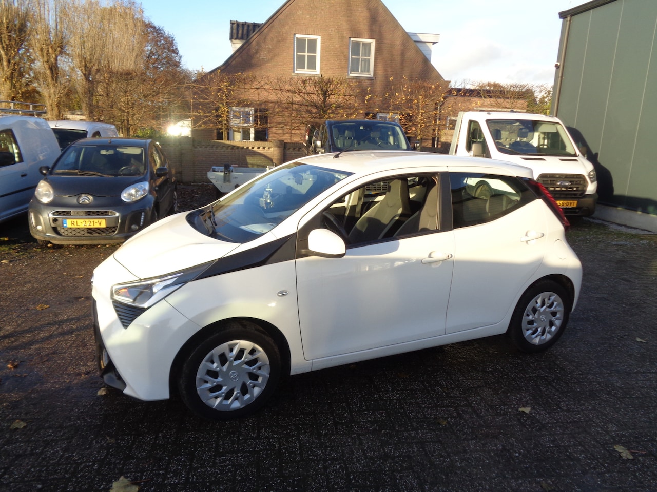 Toyota Aygo - 1.0 VVT-i x-play Airco, carplay/android auto, camera, cruise controle - AutoWereld.nl