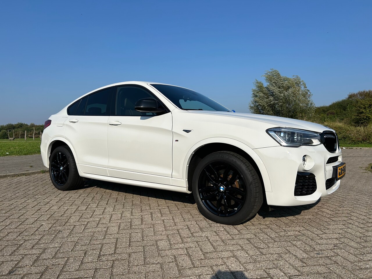 BMW X4 - M4.0i 2017 Alpine wit, HUD Carplay 16:9 navi leder 19" - AutoWereld.nl