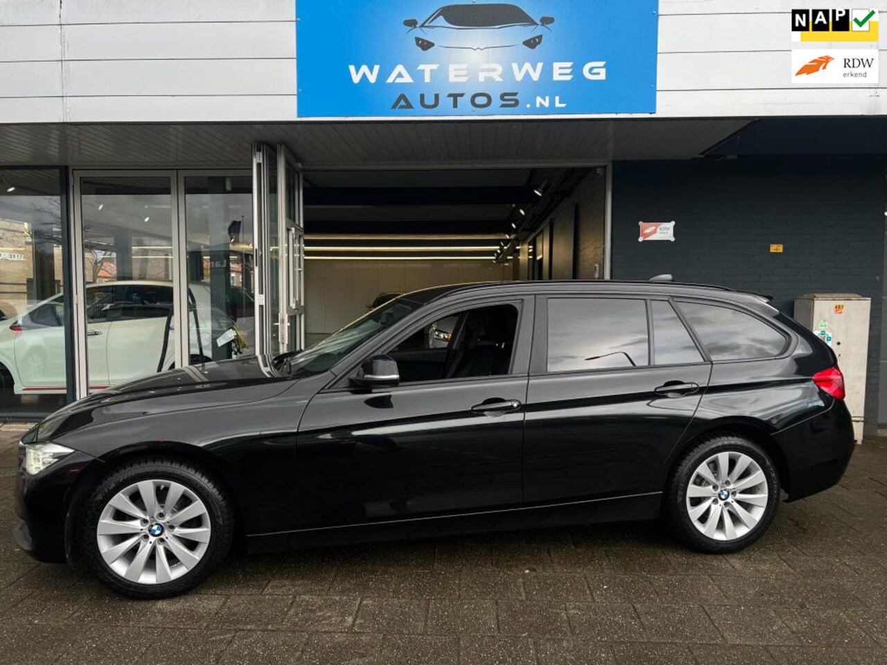 BMW 3-serie Touring - 318i Executive Touring Automaat / Leer/Navi/PDC - AutoWereld.nl