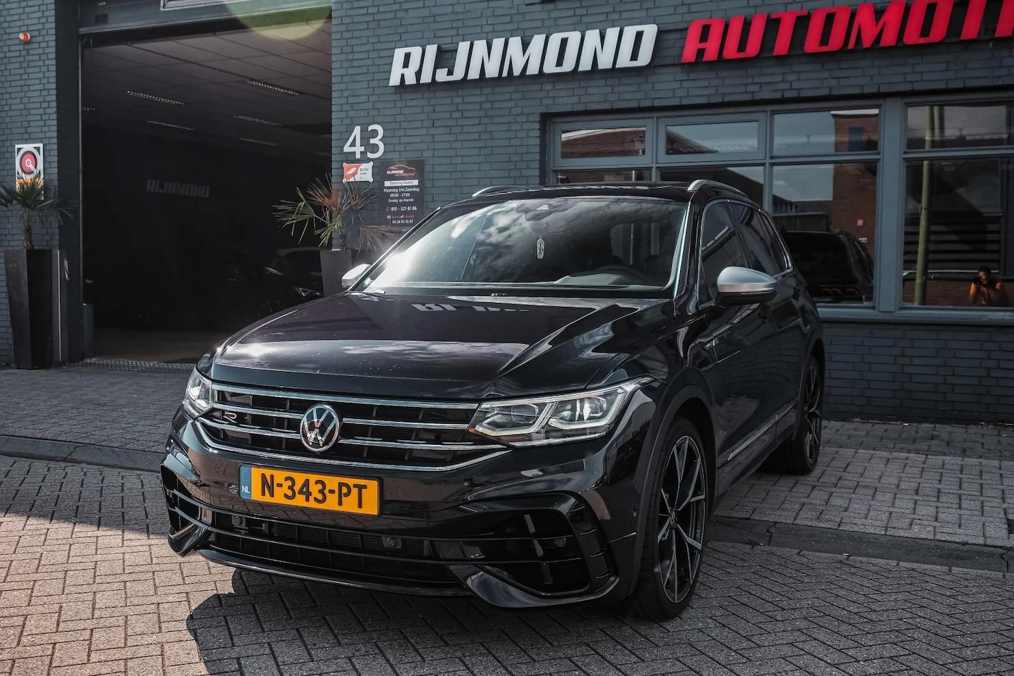 Volkswagen Tiguan - R 2.0 TSI 320pk 4Motion DSG|Pano|ACC |Lane Assist| - AutoWereld.nl