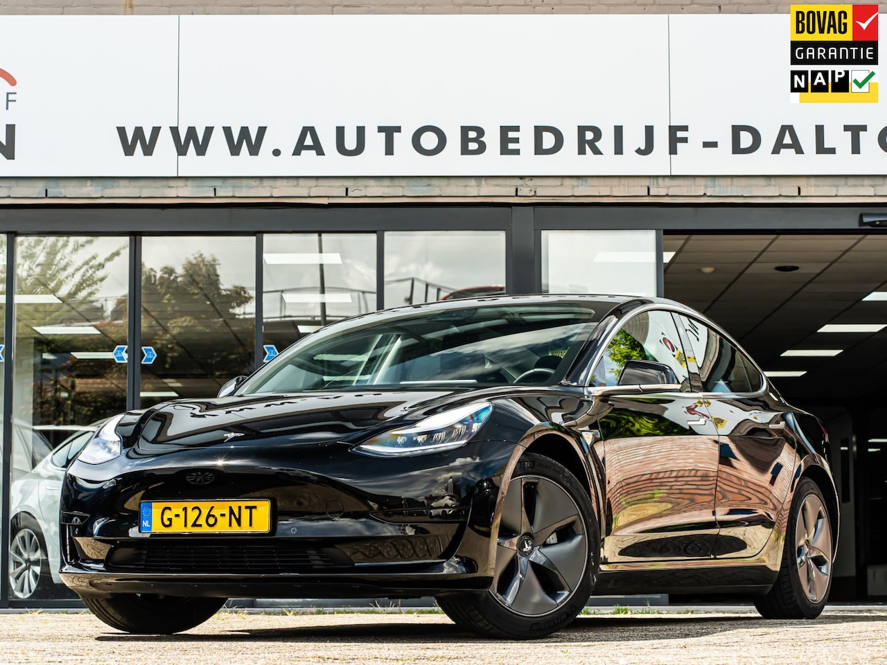 Tesla Model 3 - AUTOPILOT / LEER / TREKHAAK / PANORAMADAK / LAGE KM!! - AutoWereld.nl