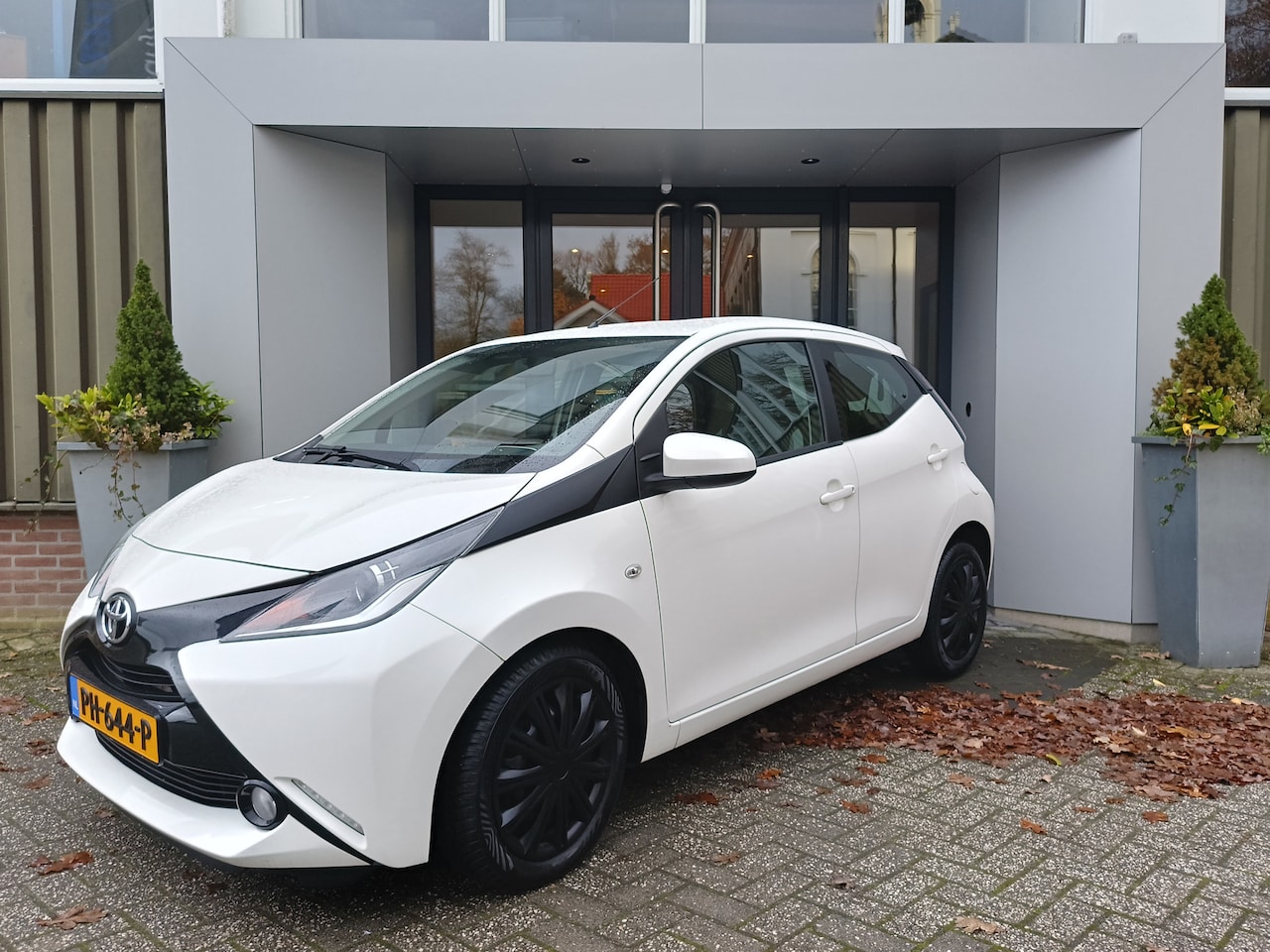 Toyota Aygo - 1.0 VVT-i x-play | Airco | Cruise Controle | Achteruitrijcamera | Apple Carplay | - AutoWereld.nl