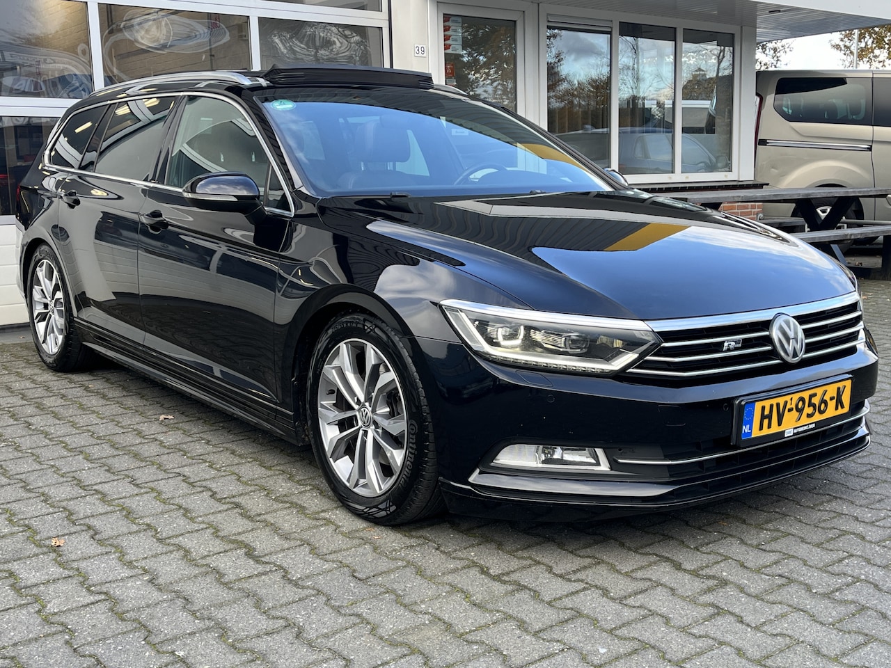 Volkswagen Passat Variant - 1.6 TDI R-Line Panoramadak Virtual cockpit LED koplampen Camera Trekhaak KESSY Stoelverwar - AutoWereld.nl