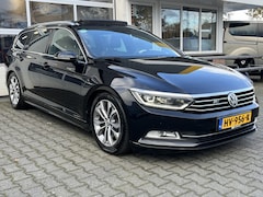 Volkswagen Passat Variant - 1.6 TDI R-Line Panoramadak Virtual cockpit LED koplampen Camera Trekhaak KESSY Stoelverwar