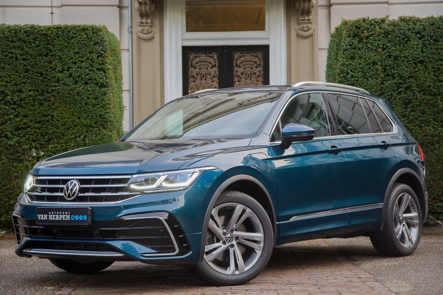 Volkswagen Tiguan - 1.4 TSI eHybrid R-Line Business+ Trekhaak | Camera | Winter Pack | Carplay - AutoWereld.nl