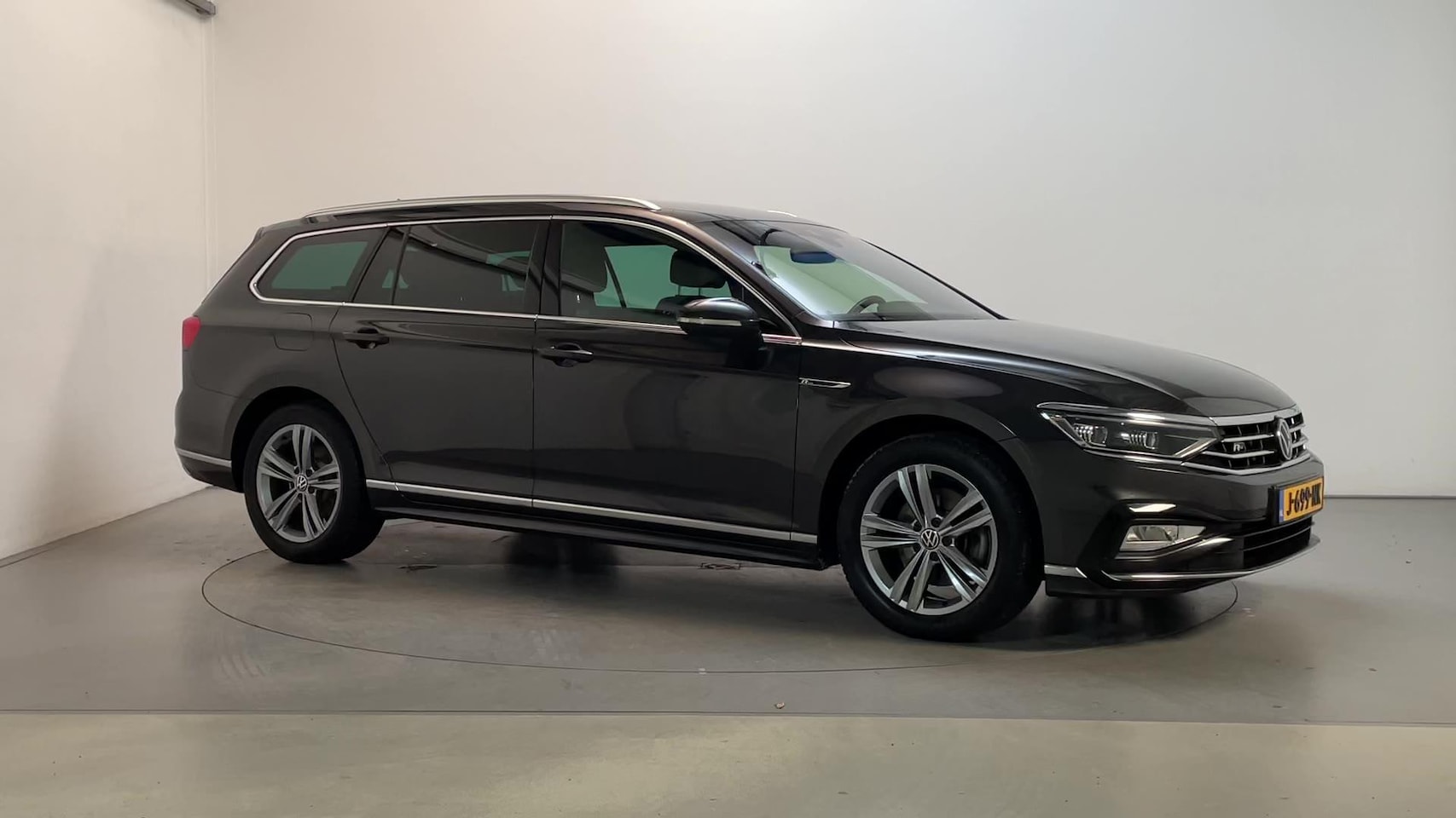 Volkswagen Passat Variant - 1.5 TSI 150pk DSG R-Line Business + LED Virtual Cockpit Stoelverwarming Camera - AutoWereld.nl