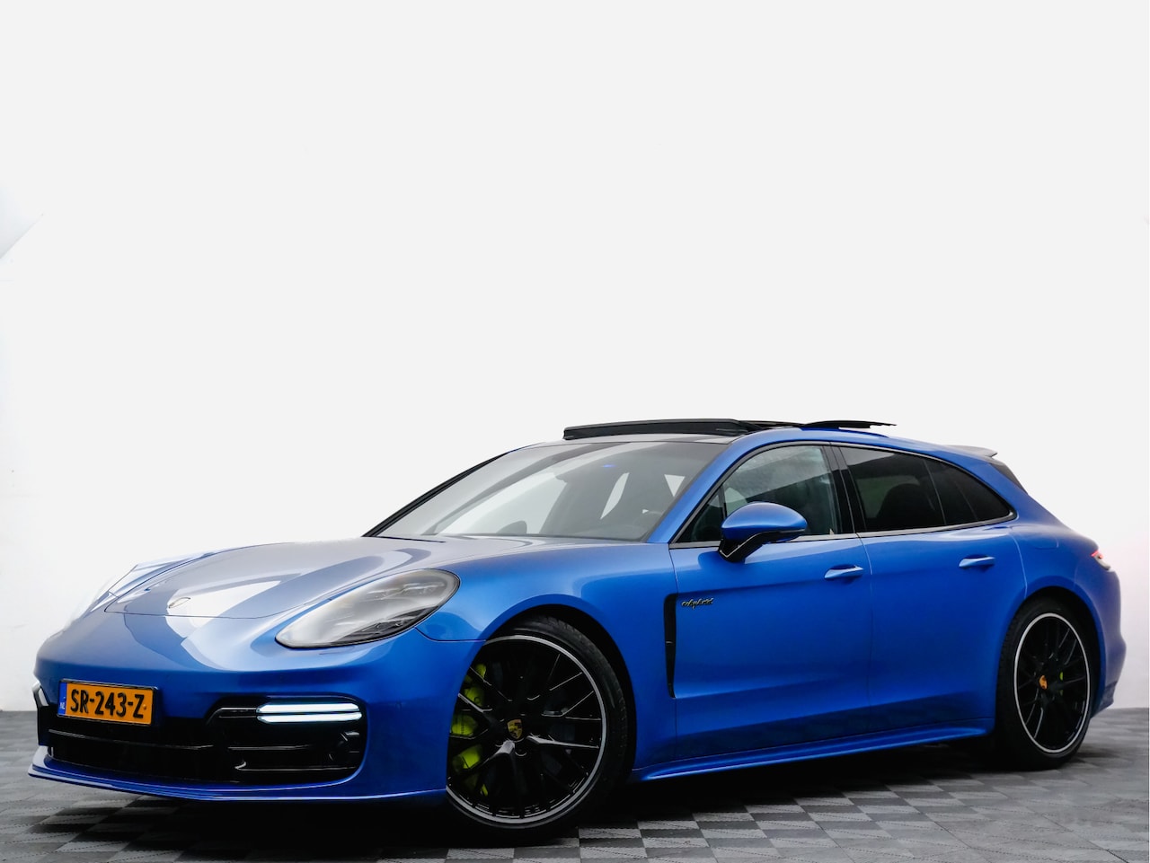 Porsche Panamera Sport Turismo - 4.0 Turbo S E-Hybrid 686pk (carbon,softclose,burmester,stoelventilatie,panodak) - AutoWereld.nl