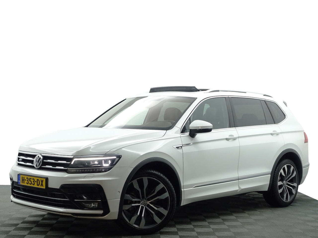 Volkswagen Tiguan Allspace - 1.5 TSI 150pk R Line DSG Highline (panodak,carplay,matrix,virtual dashalcantara,360,parkas - AutoWereld.nl